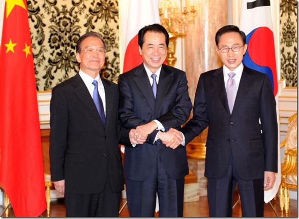 Tokyo_Summit_May_2011_China_Wen_Jiabao_(L),_Japanese_Prime_Minister_Naoto_Kan_(C)_and_South_Korean_President_Lee_Myung-bak Tokyo_Summit_May_2011_China_Wen_Jiabao_(L),_Japanese_Prime_Minister_Naoto_Kan_(C)_and_South_Korean_President_Lee_Myung-bak
