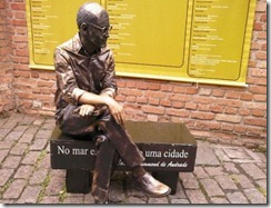 estatua-viva-de-carlos-drummond-de-andrade-que-estara-na-flip-2012-1341006990714_615x470 estatua-viva-de-carlos-drummond-de-andrade-que-estara-na-flip-2012-1341006990714_615x470